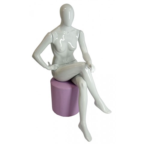 Manequim feminino sentado mão no joelho